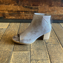  Vegan ankle boot in silver faux leather by Savannah Collection - Black Truffle