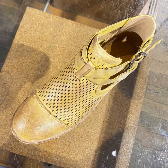 Vegan shoe boot in yellow - Black Truffle